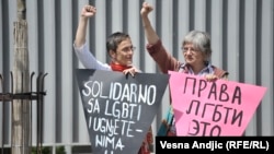 Протесты против преследований геев в Чечне в Белграде у российского посольства