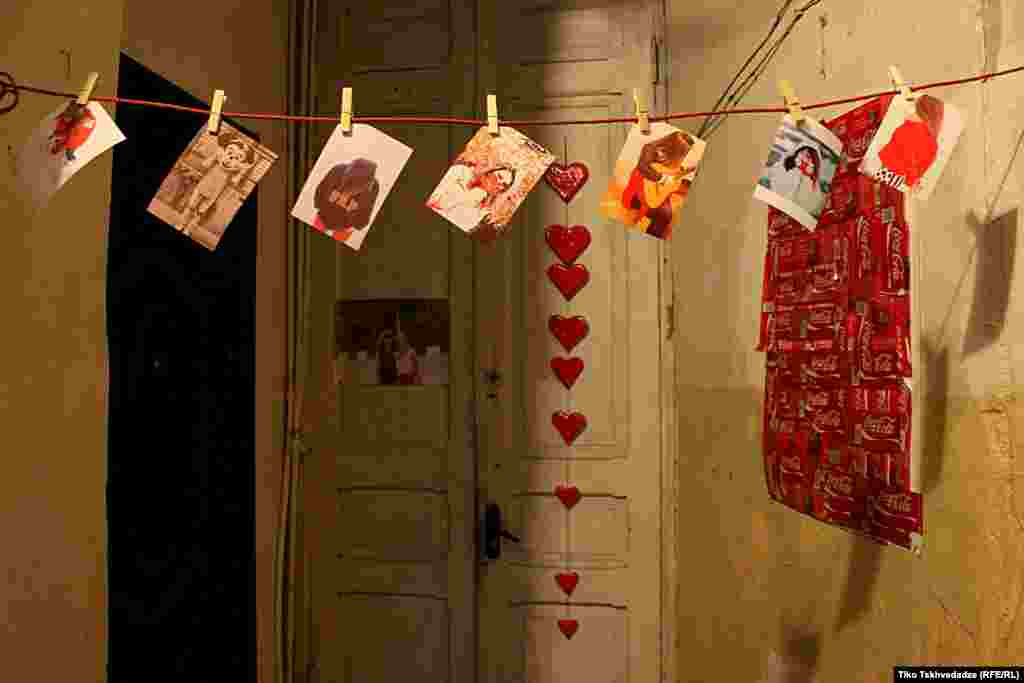 Фотографии в коридоре в тбилисской квартире. Фотограф Тико Цхведадзе говорит, что не знает, кто здесь живет. &quot;Возможно, кто-то влюбленный в фотографию, или просто влюбленный&quot;.