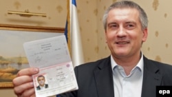 Глава Крыма Сергей Аксенов демонстрирует российский паспорт 