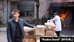 Полиция сжигает конфискованные наркотики в Душанбе 