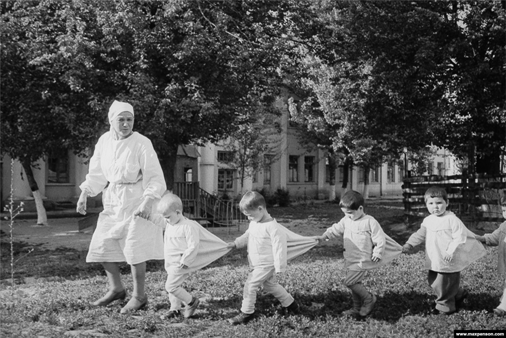 Выстроившиеся в цепочку малыши в детском саду, начало 1940-х годов