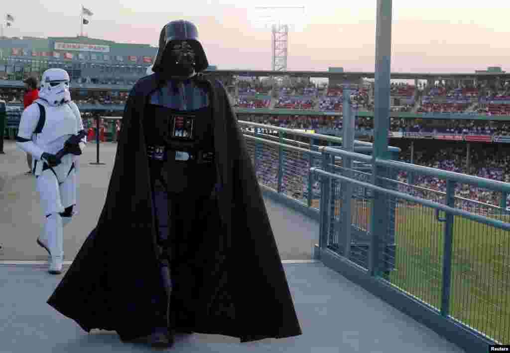 Дарт Вейдер прогуливается по бейсбольному стадиону. Бостон, США