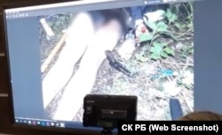 На брифинге показали видео с места, где нашли тело полицейского. На нем видно руки Прокоповича в наручниках