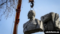 Снос памятника Феликсу Дзержинскому в Запорожье в 2015 году