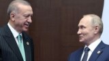 Президент Турции Реджеп Эрдоган (слева) и президент России Владимир Путин во время заседания Совещания по взаимодействию и укреплению мер доверия в Астане, Казахстан, 13 октября 2022 года