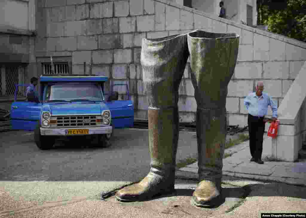 После свержения иранского шаха Мохаммеда Резы Пехлеви, исламские революционеры распилили его статую пополам. Теперь тегеранцы каждый день проходят мимо ног Пехлеви по дороге к Саадабадскому дворцу