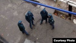 Ташкентская милиция во дворе одного из столичных домов, 12 марта 2013 года