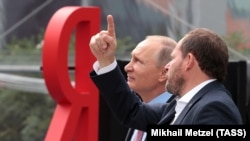 Владимир Путин во время визита в офис компании "Яндекс" в Москве