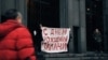 Марию Алехину задержали у здания ФСБ на Лубянке за баннер "С днем рождения, палачи"