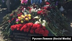 Могилы российских солдат, предположительно погибших в Украине 4-5 мая 2015 года