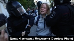 Задержание Дарьи Сосновской на акции протеста 10 августа