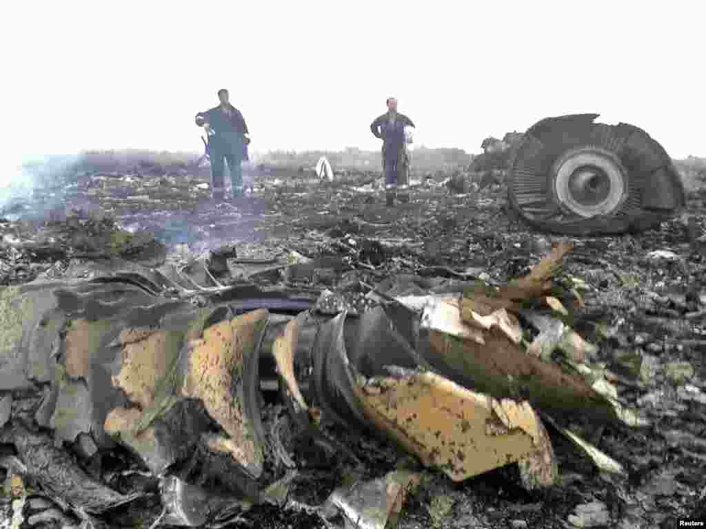На месте падения сбитого малайзийского самолета, 17 июля 2014 года