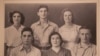Фотография семьи Перес, 1 июля 1945. Сидят: Шимон и его родители, Сара и Ицхак. Стоят: жена Шимона Соня, его брат Гершон с женой Кармеллой