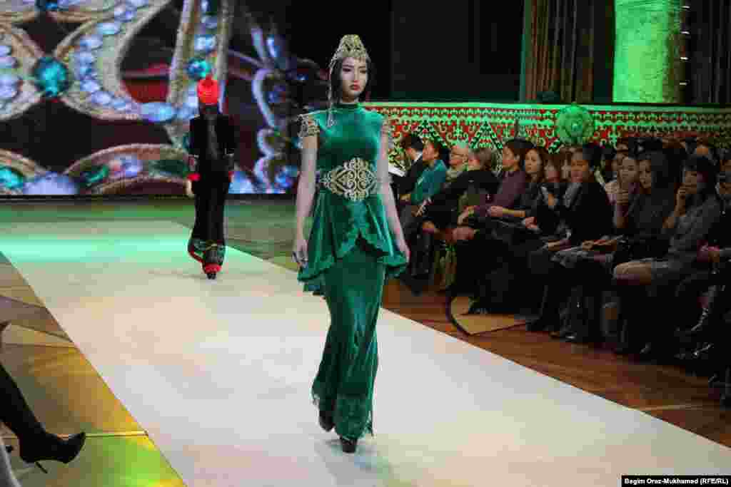 Модели показывают одежду дизайнеров Сауле Распаевой и Жанны Бектемисовой.