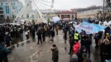 Украинского полицейского, избившего активистов С14, выпустили под залог