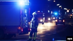 Пожарная машина перекрыла дорогу в Вюрцбург из-за нападения мужчины с топором на пригородный поезд. 18 июля 2016