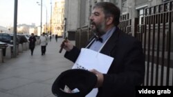 Участник пикета партии "Яблоко" против "закона Ротенберга" у здания Госдумы в Москве