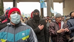 Крымскотатарские активисты во время протестов в Симферополе 26 февраля 2014 года