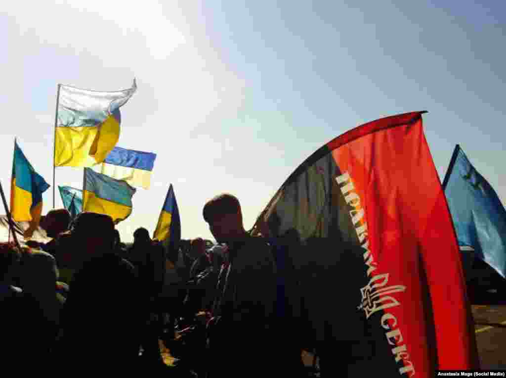 К блокаде присоединились ойцы украинских добровольческих батальонов &quot;Правый сектор&quot; и &quot;Айдар&quot;&nbsp;