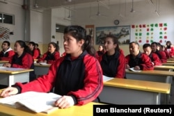 Жители лагеря на уроке китайского языка