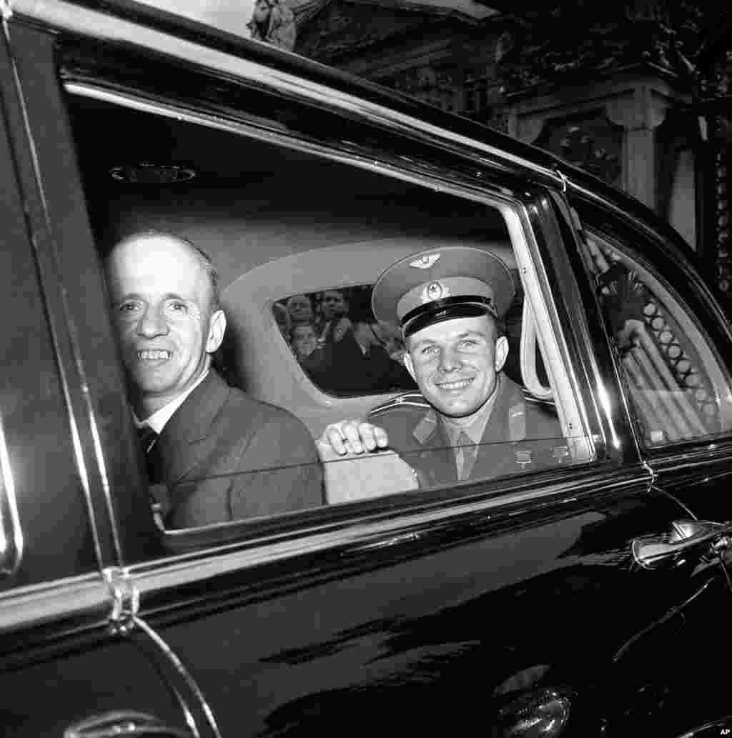 Гагарин покидает Букингемский дворец в Лондоне после обеда с королевой Елизаветой II,&nbsp;14 июля 1961 года
