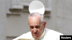 Ветер сорвал тиару с головы Папы Римского Франциска. Ватикан, 24 июня 2015 
