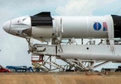 Crew Dragon компании SpaceX, прикрепленный к ракете-носителю Falcon 9. Мыс Канаверал, Флорида, США. 26 мая 2020 года. Фото: Reuters