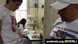 Белорусские и украинские футбольные фанаты сдают кровь для раненых украинских военных