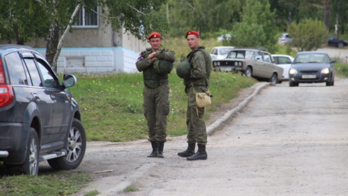 Из дома выбежала в одном халате