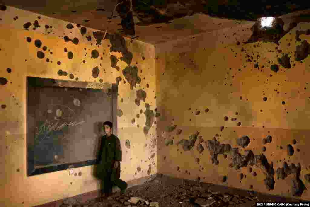 Школу в Шинданде, провинция Герат в Афганистане, построил военные из Италии. Примерно через неделю после открытия школу разбомбили американские ВВС. Фото от 3 мая 2007 года
