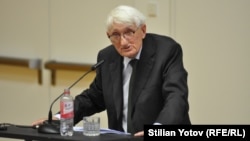 Юрген Хабермас читает лекцию в день своего 90-летия