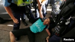 Полиция задержала участников протеста в Гонконге накануне торжеств 1 июля