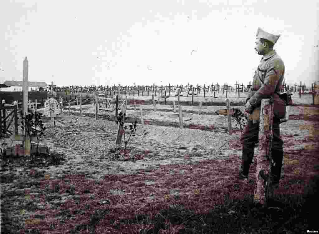 Офицер французской армии стоит у могил солдат, павших на участке Шампань на востоке Франции. 19 декабря 1916 года.