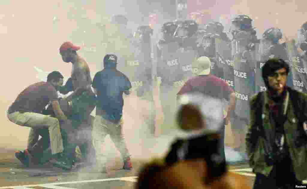 Протестующих разгоняли светошумовые гранаты и слезоточивым газом