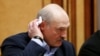 Лукашенко раздал журналистам "секретные" данные государственного соцопроса, где его рейтинг 76%, а не 3%