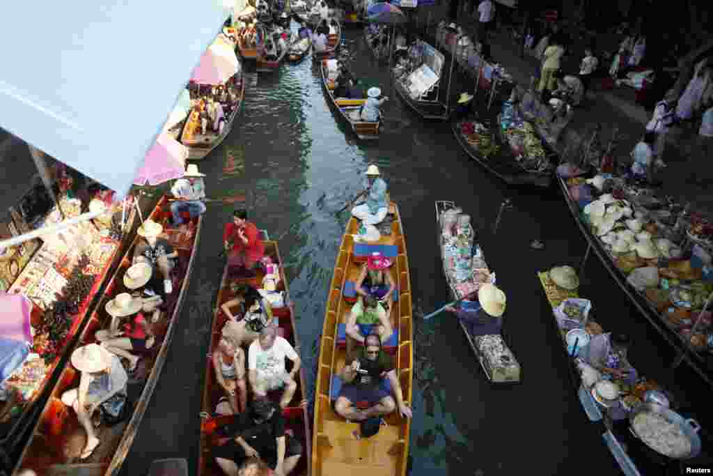 Таиланд знаменит своими плавучими рынками. Обычно торговцы сидят на причалах и ждут, когда к ним подплывут покупатели, но иногда сами пересаживаются в лодки и плывут навстречу им. На фото &ndash; Дамноен Садуак, один из крупнейших плавучих рынков Таиланда&nbsp;
