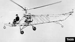 Сикорский испытывает вертолет VS-300 в 1939 году