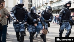 Полиция задерживает участника протеста. Москва, 3 августа 2019 года