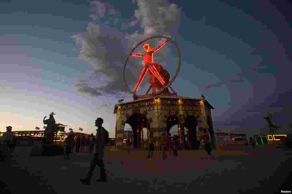 Главный символ фестиваля &ndash; деревяный человек, которого в последний день сжигают вмести с некоторыми другими скульптурами