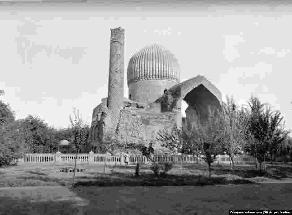 Гур-Эмир ("Гробница эмира") – мавзолей Тамерлана, усыпальница тимуридов. Мавзолей был построен в 1404 году, после смерти Мухаммада Султана, любимого внука и прямого наследника Тамерлана. В гробнице находятся могилы Тамерлана, его сыновей Шахруха и Миран-шаха и его внуков, в том числе Улугбека, известного математика и астронома. Он построил одну из наиболее значительных обсерваторий средневековья. Фотография слева сделана в начале XX века.
