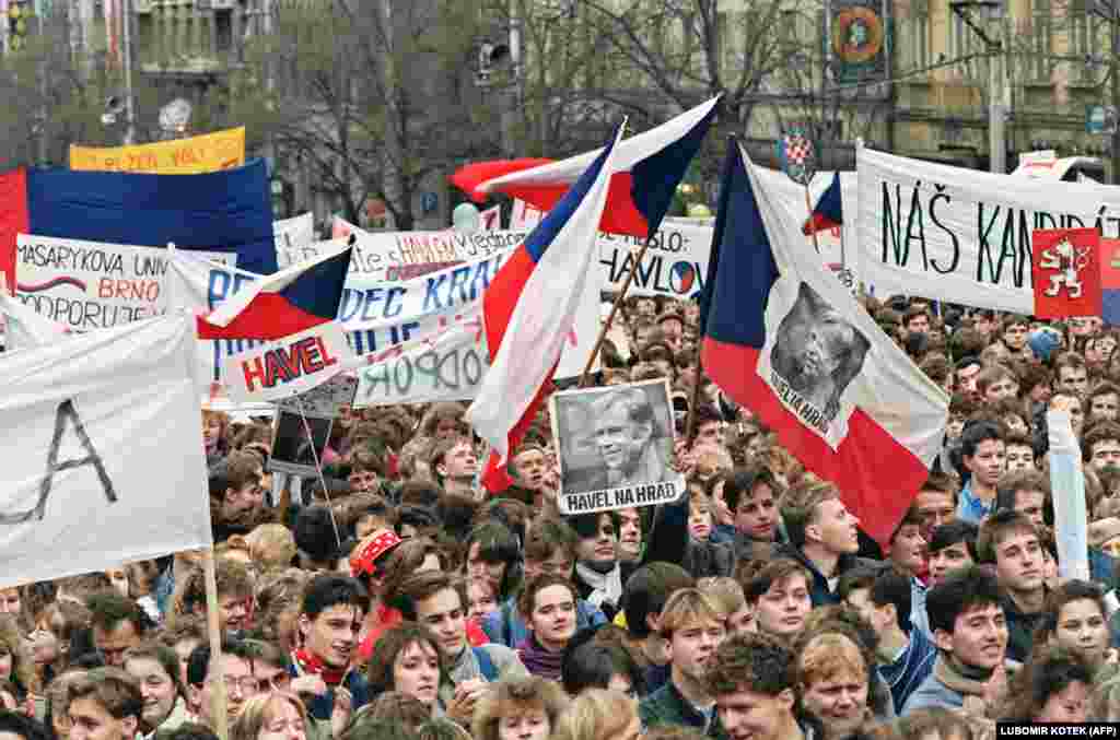 Протест на Вацлавской площади 19 декабря. На плакатах надпись &quot;Гавела &ndash; на Град&quot;, популярный слоган в поддержку его президентства. Люди по-прежнему выходили на улицы и даже после того, как коммунисты уступили и согласились на свободные выборы