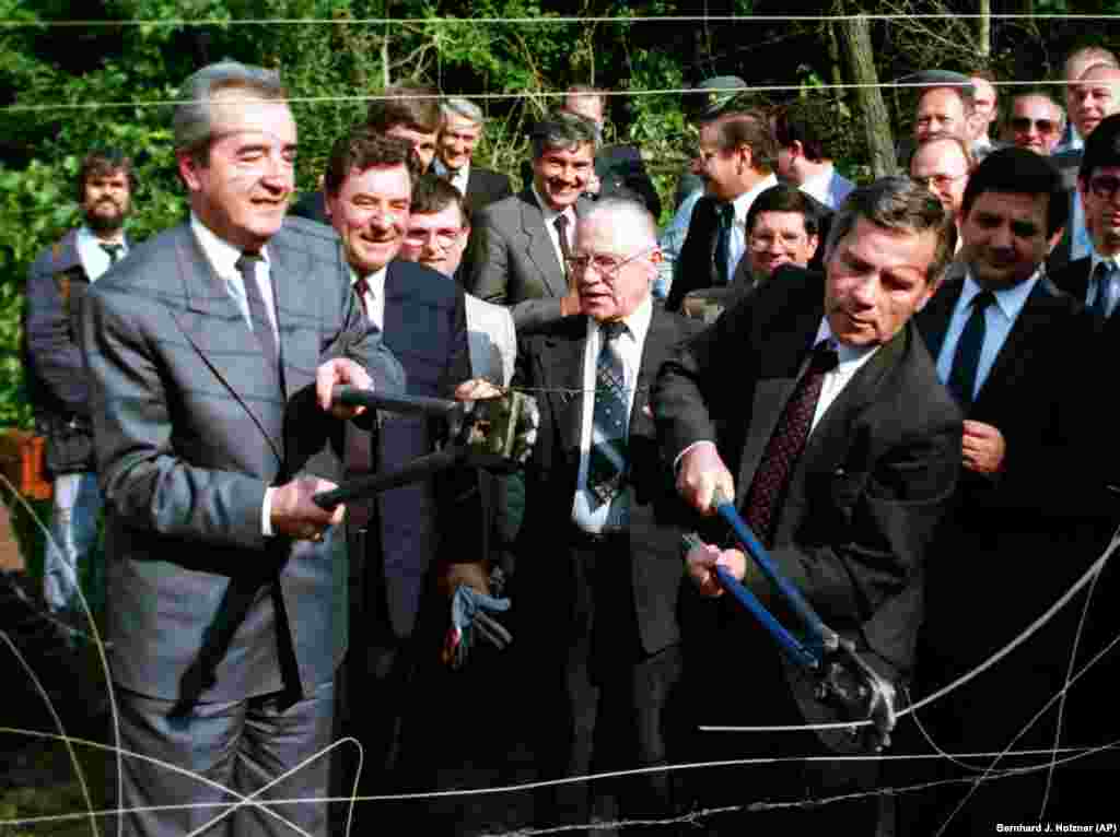 27 июня министр иностранных дел Венгрии Дьюла Хорн (справа) и его австрийский коллега Алоис Мок перерезали колючую проволоку на участке границы в венгерском городе Шопрон