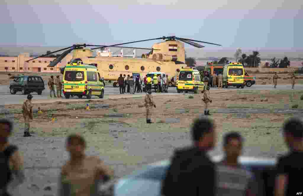 Египетские скорые выгружают тела погибших на военной базе Кабре у Суэцкого Канала.