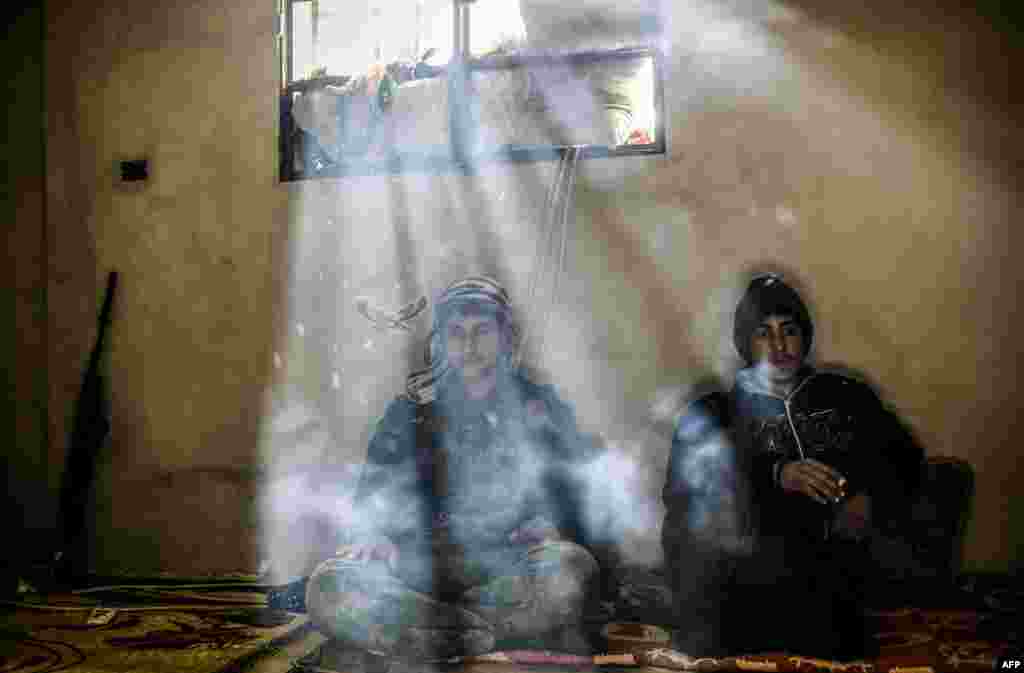 Бойцы курдских отрядов, воюющие против боевиков &quot;Исламского государства&quot; отдыхают в доме, расположенном в пригороде сирийского города Кобани