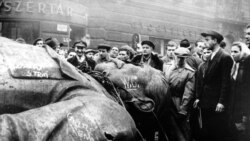 Люди вокруг снесенного памятника Иосифу Сталину. Будапешт, 1956 год