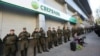 Cуд в Киеве арестовал акции украинских "дочек" российских банков из-за иска по Крыму 
