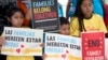 AP: США размещают по приютам отобранных у мигрантов младенцев и детей 