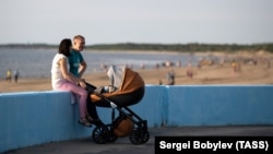 Семья с ребенком на берегу Белого моря, Северодвинск, июль 2019 года