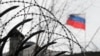 Российские дипмиссии эвакуировали персонал из Украины. Над зданиями в Киеве и Львове спущены флаги РФ