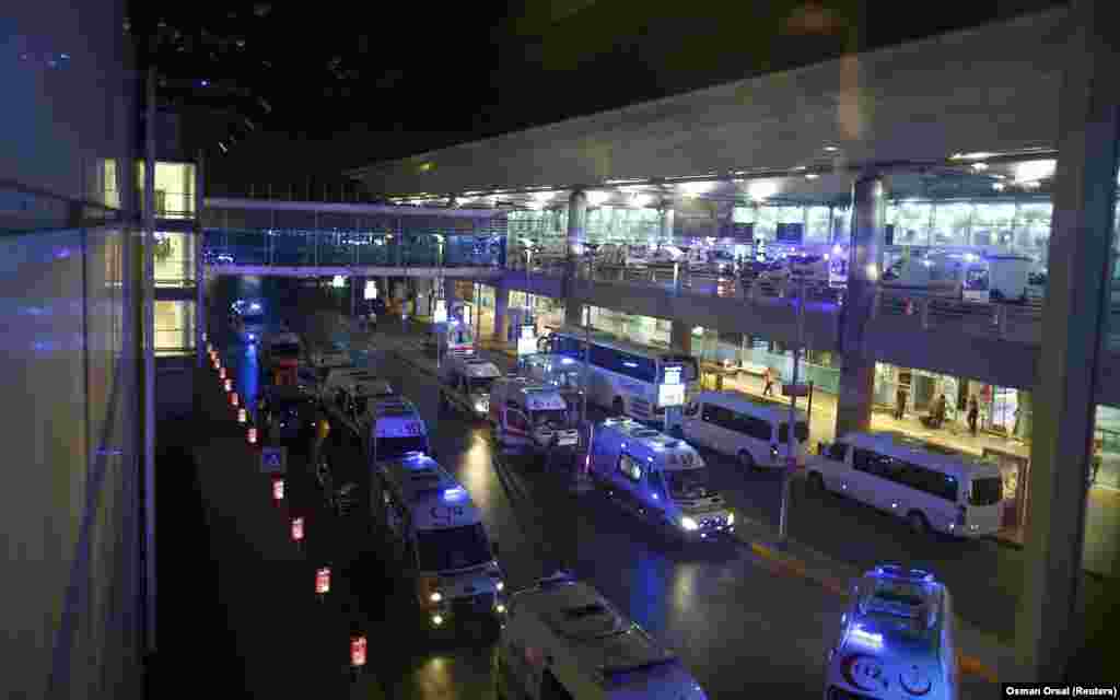 Террористы-смертники открыли огонь, прежде чем взорвать себя у входа в главный международный аэропорт Стамбула